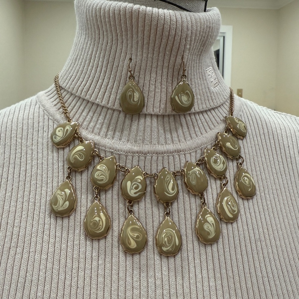 Chic Gold and Cream Teardrop Necklace Set